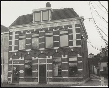 VHP002000003_0070 .Dubbel woonhuis met links een kapsalon, gelegen naast de Beemstersteeg