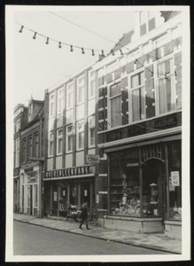 VHP002000009_0008 De Breedstraat, vroeger ook wel Breestraet genoemd, loopt vanaf de Kaasmarkt naar de Dubbele Buurt en ...