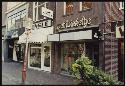 VHP002000009_0045 De Breedstraat, vroeger ook wel Breestraet genoemd, loopt vanaf de Kaasmarkt naar de Dubbele Buurt en ...