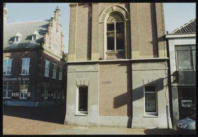 VHP002000009_0046 Zijgevel van de kaaswaag uit 1744 Later werd op de verdieping de stadstekenschool ondergebracht. Veel ...