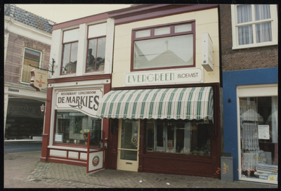 VHP002000009_0072 Links restaurant De Markies en rechts bloemenzaak Evergreen 