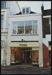 VHP002000009_0076 Schoenenwinkel van Pontman. In de vooroorlogse jaren zat hier de manufacturen- en beddenwinkel van Kuiper.