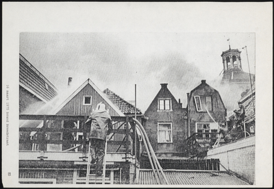 VHP002000009_0102 Een grote uitslaande brand op 16 maart 1975 in de panden 5-13, w.o. Nelson Schoenhandel, Engel ...