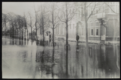 VHP002000015_0001 Als gevolg van een zware noordwester storm brak in januari 1916 de Waterlandse Zeedijk tussen ...