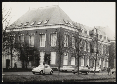 VHP002000015_0017 Gemeentemonument. Aan de Emmakade is in 1912 het pension St. Liduina gebouwd, als een ...