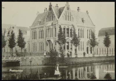 VHP002000015_0052 Op de hoek Herengracht - Emmakade werd in 1912 een nieuw postkantoor gebouwd, vandaar de naam ...