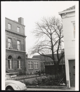 VHP002000017_0015 De Gouw gaat in de binnenstad van de Hoogstraat naar het Tramplein. Deze straat is al in de 13de eeuw ...