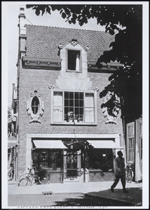 VHP002000031_0207 Voorheen stond op deze plaats Café “De Koophandel”, beter bekend als Café “Vrouwe” Met de sloop in ...