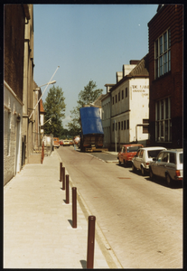 VHP002000035_0025 De Kanaalstraat gaat van de Gedempte Singelgracht naar de Kanaalkade. Achter de achterzijde van het ...