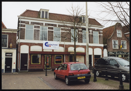 VHP002000037_0041 Het huidige pand is gebouwd in 2000. Voordien was hier het etablissement “Wilhelmina” uit 1903 ...