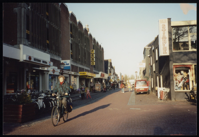 VHP002000038_0004 De Koestraat gaat van de Koemarkt naar de Nieuwstraat. In de 16de eeuw was het een waterloop zonder ...