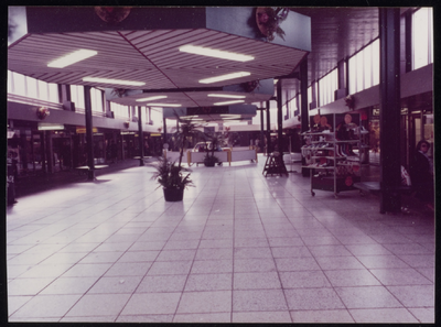 VHP002000044_0006 Het Makado-winkelcentrum in de wijk Wheermolen opende zijn deuren in 1971. Daarmee kwam een einde aan ...