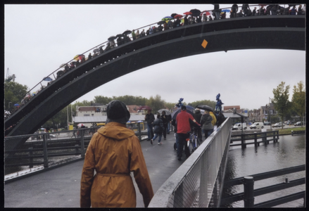 VHP002000046_0023 Na de openingsplechtigeid was het tijd voor de bewoners om zelf over de brug te lopen en te fietsen. ...