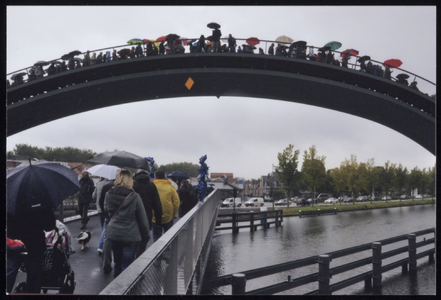 VHP002000046_0024 Na de openingsplechtigeid was het tijd voor de bewoners om zelf over de brug te lopen en te fietsen. ...