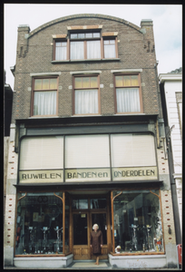 VHP002000060_0095 Gemeentelijk monument. Datering: 1913 Bouwstijl: art nouveau.In dit pand is de rijwielenzaak van Piet ...