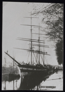 VHP002000067_0003 boot van Brantjes, hier gefotografeerd liggende in Dordrecht