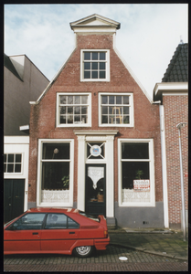 VHP002000081_0025 Rijksmonument. Datering: eerste kwart 19e eeuw. Huis met door een fronton bekroonde puntgevel. Ingang ...