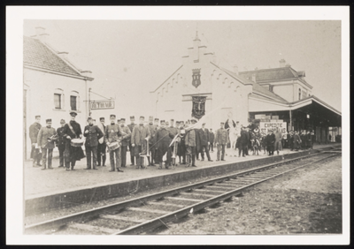 VHP002000085_0013 Het station van de Nederlandse Spoorwegen werd in 1884 gebouwd. Omdat dit gebouw boven op de ...