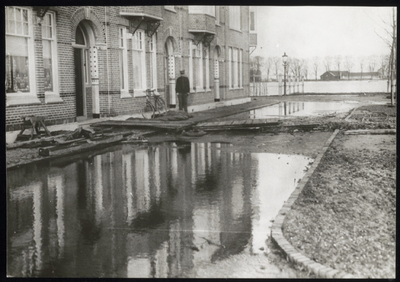 VHP002000085_0054 Als gevolg van een zware noordwester storm brak in januari 1916 de Waterlandse Zeedijk tussen ...