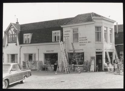 VHP002000086_0027 Onder oud-Purmerenders meer bekend als de Varkensmarkt. In de 15de eeuw was deze straat de oostelijke ...