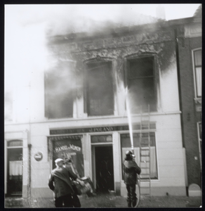 VHP002000086_0071 Op 6 mei 1955 werd de bovenverdieping van Café-biljart Dortmunder Quelle door brand verwoest en in ...