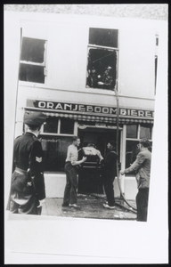 VHP002000086_0075 Op 6 mei 1954 werd de bovenverdieping van Café-biljart Dortmunder Quelle door brand verwoest en in ...