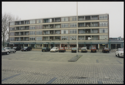 VHP002000088_0021 Het Wormerplein wordt aan twee zijden begrensd door flatgebouwen met op de begane grond winkels, ...