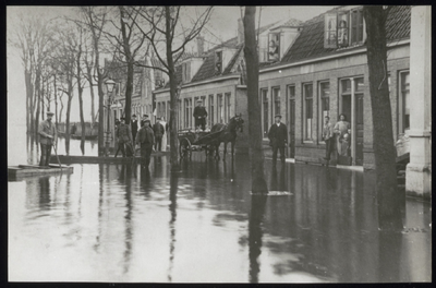 VHP002000091_0063 Als gevolg van een zware noordwester storm brak in januari 1916 de Waterlandse Zeedijk tussen ...