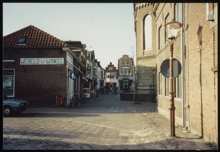 VHP002000094_0009 Achter de Kerk is een klein straatje aan de zuidzijde van de huidige Nicolaaskerk op de Kaasmarkt en ...