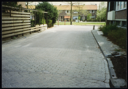 VHP002000106_0007 Het De Vriesplein is een parkeerterrein grenzend aan het Wormerplein en daarmee via een galerij ...