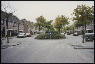 VHP002000107_0001 Deze straat maakt deel uit van de wijk De Gors. Medio 1976 werd begonnen met de bouw in het plan ...