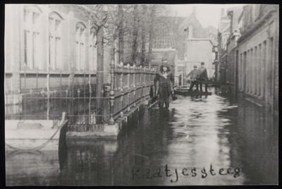 VHP002000139_0002 Als gevolg van een zware noordwester storm brak in januari 1916 de Waterlandse Zeedijk tussen ...