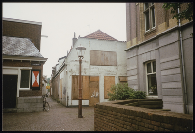 VHP002000144_0001 De naamgeving Kerksteeg heeft niets van doen met de Kerkstraat, wat wel voor de hand zou liggen. De ...