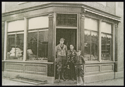 VHP002000147_0002 Groentewinkel op de hoek Breedstraat en Bultstraat Op de foto de familie De Lange, waarbij Jaap, ...