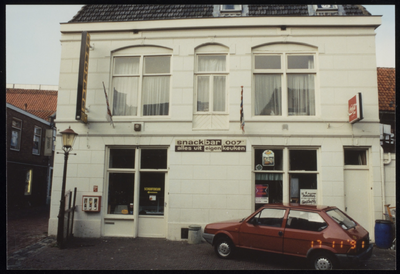 VHP002000147_0003 Snackbar Peri op de hoek van de Kerkstraat en de Kolkstraat. Eerder de winkel van mandenmaker Bijvoet.