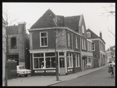 VHP002000147_0005 De Kolkstraat is nu een verbindingsstraat tussen de Breedstraat / Dubbele Buurt en de Achterdijk. ...