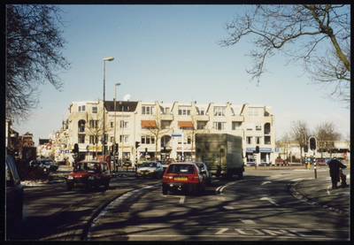 VHP002000156_0045 De naam Looiersplein doet denken aan een plaats waar leer gelooid werd. Leerlooien was een vieze en ...