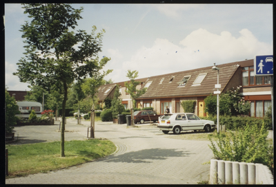 VHP002000159_0001 Deze straat maakt deel uit van de wijk De Gors. Medio 1976 werd begonnen met de bouw in het plan ...