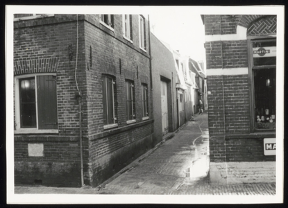 VHP002000185_0001 Op de hoek van de Schoolsteeg en de Zuidersteeg stond tot de jaren zeventig het wijnpakhuis van de ...