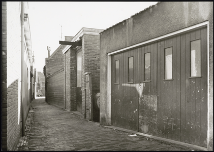 VHP002000185_0031 Op de hoek van de Schoolsteeg en de Zuidersteeg stond tot de jaren zeventig het wijnpakhuis van de ...