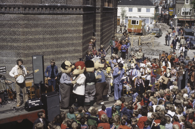 VHP003000005_0001 Feest met de band De Onderlinge van 1975 uit Baarn samen met figuren uit de Dik-voor-mekaar-show van ...