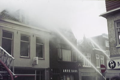 VHP003000005_0018 Een grote uitslaande brand op 16 maart 1975 in de panden 5-13, w.o. Nelson Schoenhandel, Engel ...