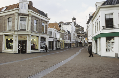 VHP003000005_0024 De Breedstraat, vroeger ook wel Breestraet genoemd, loopt vanaf de Kaasmarkt naar de Dubbele Buurt en ...