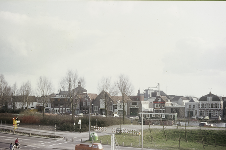 VHP003000013_0010 Oorspronkelijk was de Beemsterburgwal een burgwal als bescherming tegen het soms opjagende water uit ...