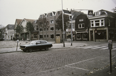 VHP003000019_0012 De Gouw gaat in de binnenstad van de Hoogstraat naar het Tramplein. Deze straat is al in de 13de eeuw ...
