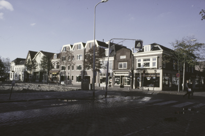 VHP003000019_0013 De Gouw gaat in de binnenstad van de Hoogstraat naar het Tramplein. Deze straat is al in de 13de eeuw ...