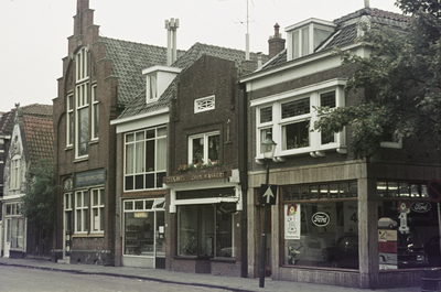 VHP003000019_0020 De Gouw gaat in de binnenstad van de Hoogstraat naar het Tramplein. Deze straat is al in de 13de eeuw ...