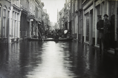 VHP003000024_0025 Als gevolg van een zware noordwester storm brak in januari 1916 de Waterlandse Zeedijk tussen ...