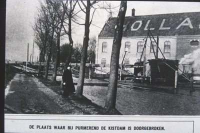 VHP003000029_0010 De kistdam op de Jaagweg tijdens de watersnood van 1916, nabij melkfabriek Hollandia. Melkfabriek ...