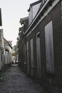 VHP003000039_0001 De naamgeving Kerksteeg heeft niets van doen met de Kerkstraat, wat wel voor de hand zou liggen. De ...